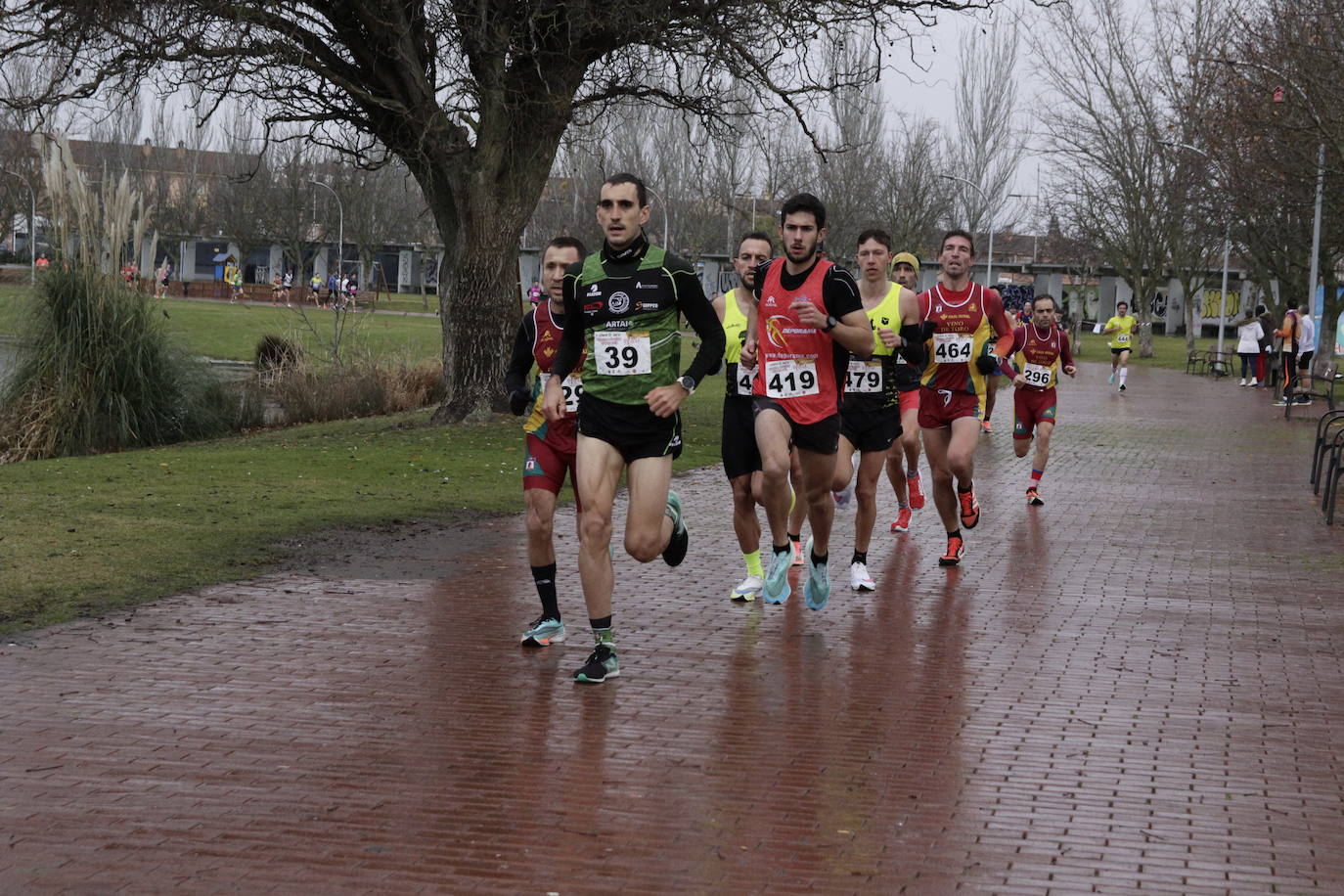 Fotos: Carrera del Pavo participativa y pasada por agua en Laguna de Duero