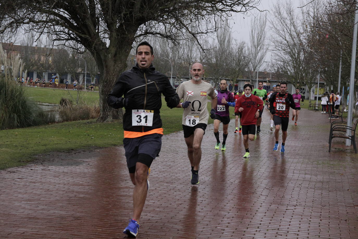 Fotos: Carrera del Pavo participativa y pasada por agua en Laguna de Duero