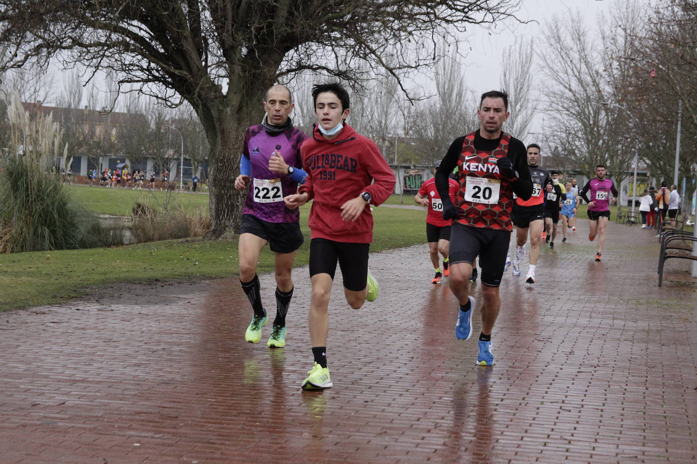 Fotos: Carrera del Pavo participativa y pasada por agua en Laguna de Duero