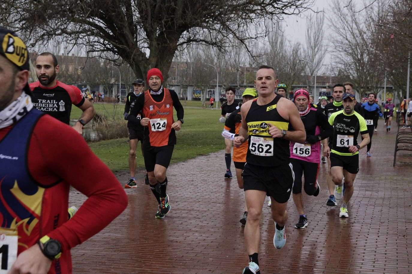 Fotos: Carrera del Pavo participativa y pasada por agua en Laguna de Duero