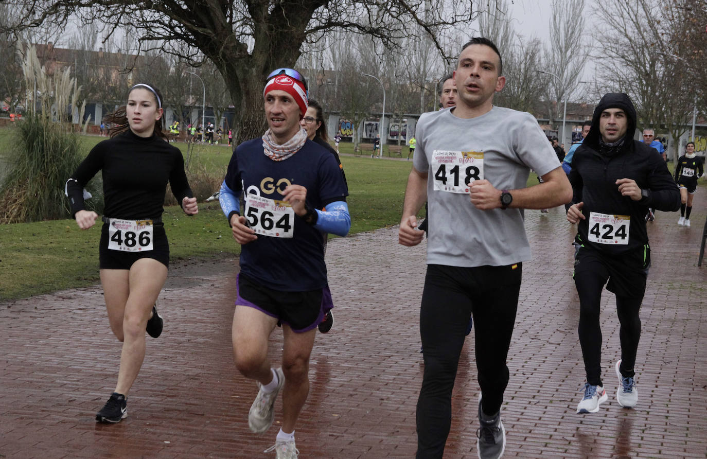 Fotos: Carrera del Pavo participativa y pasada por agua en Laguna de Duero