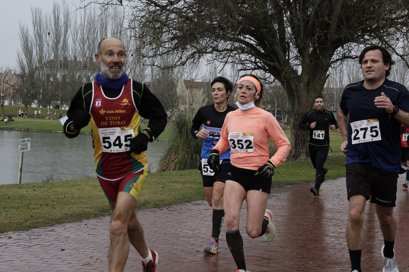 Fotos: Carrera del Pavo participativa y pasada por agua en Laguna de Duero