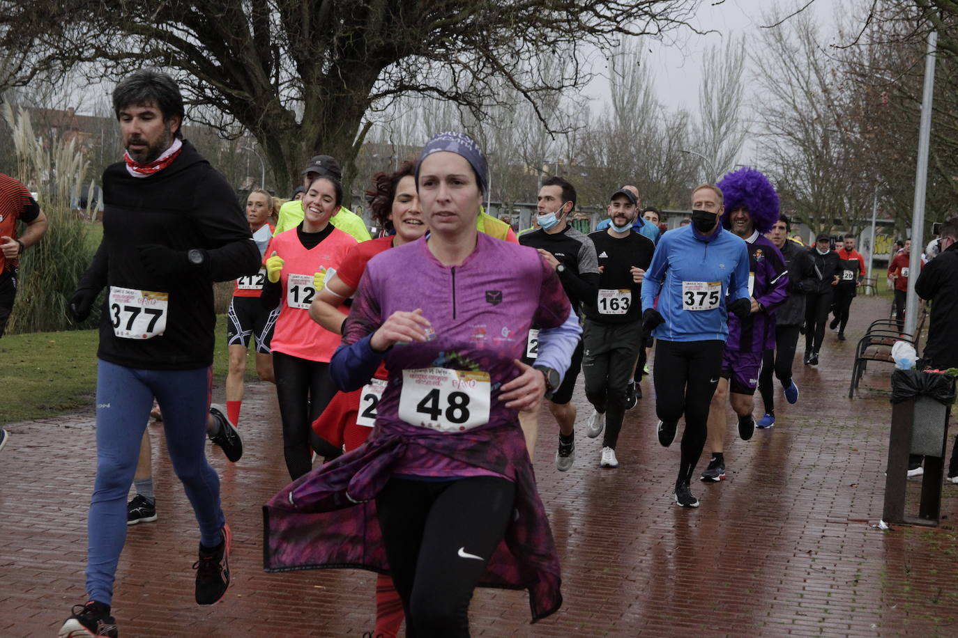 Fotos: Carrera del Pavo participativa y pasada por agua en Laguna de Duero