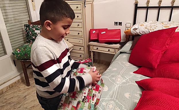 Imagen principal - Los niños abren sus regalos navideños.