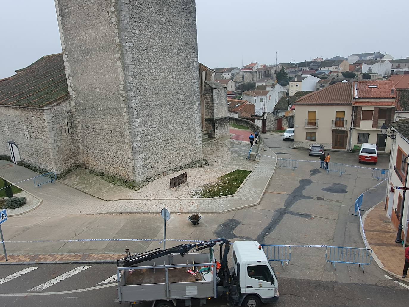 Zona acordonada junto a la torre tras el desprendimiento.