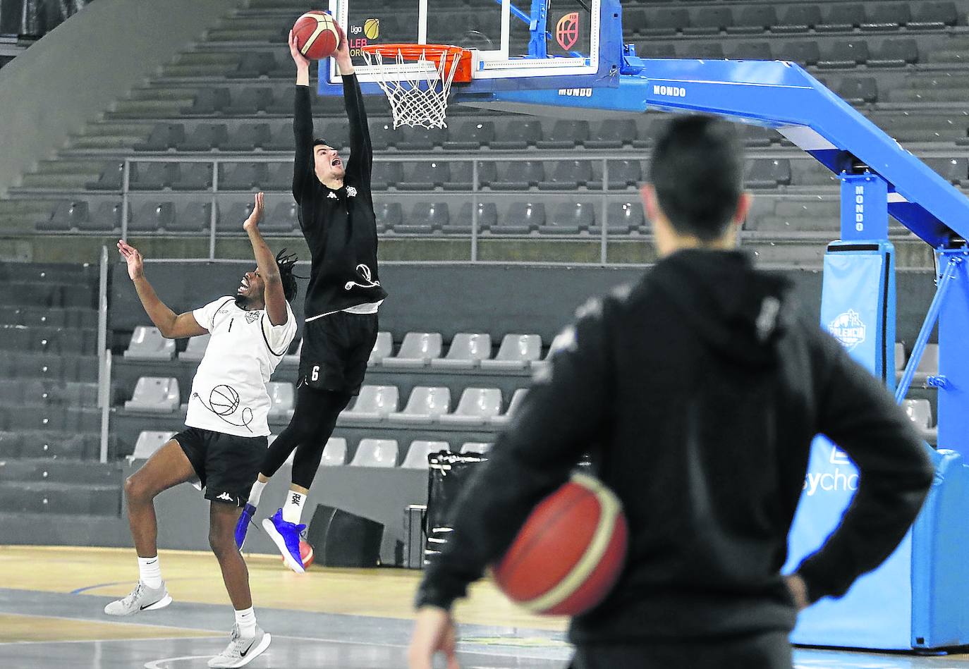 Blumbergs anota colgándose del aro en el entrenamiento de este domingo del Palencia Baloncesto. 