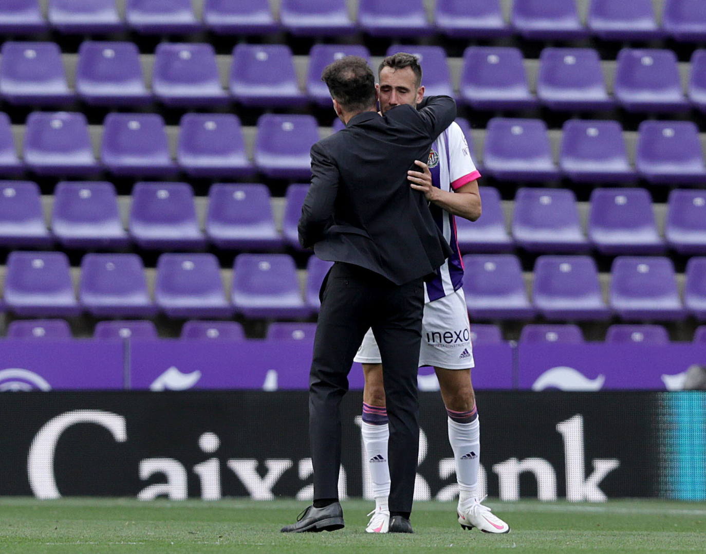 El Real Valladolid a Segunda División. El Cholo Simeone consuela a Kiko Olivas después de que el Atlético se proclamase campeón de Liga y el pucela fuera a Segunda.