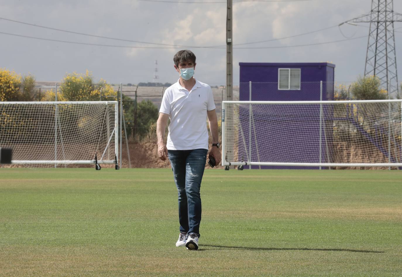 Pacheta es el entrenador elegido para ascender al Real Valladolid. En la imagen, recién llegado a Pucela, examina los campos de entrenamiento.