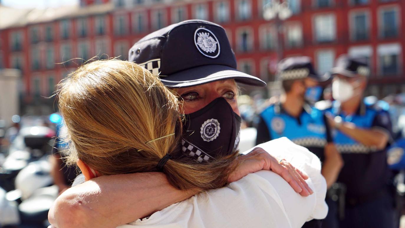 Valladolid, de luto por la muerte del policía Izquierdo. Julia Gonzalez, jefa de la Policía Local se abraza con una allegada de Luis Eduardo Izquierdo.