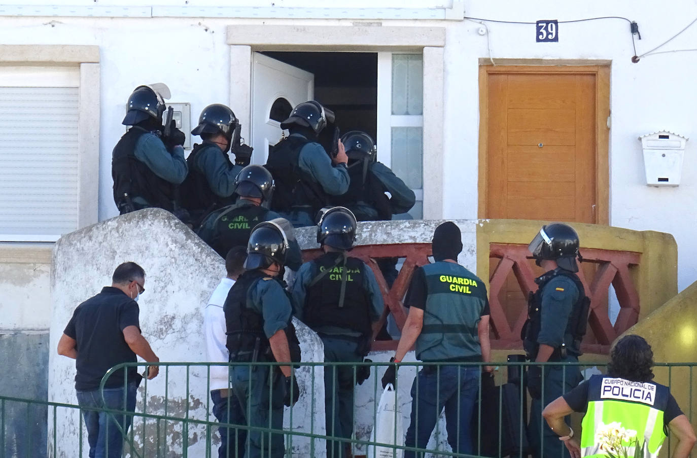 Banda BMW. Agentes de la Guardia Civil entran armados tras reventar la puerta de una vivienda en la avenida de las contiendas.