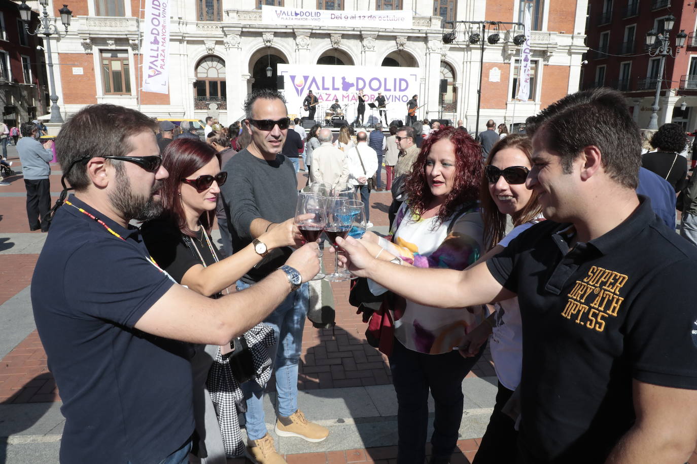 Valladolid brinda con vino en la Plaza Mayor.