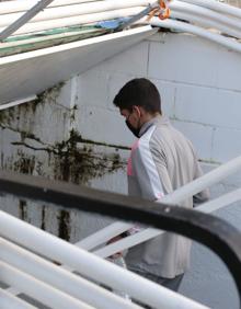 Imagen secundaria 2 - El jugador presenció parte del entrenamiento en la grada, salto al campo cuando sus compañeros hacían carrera continua y se retiró por la zona de los vestuarios después de que el club anunciara su PCR positiva. 