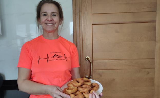 Yolanda García muestra sus rosquillas. 