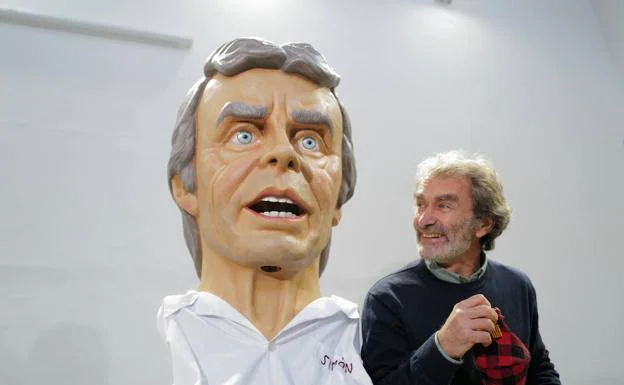 Fernando Simón, en su última aparición pública hace una semana en Zaragoza, con un cabezudo hecho a su imagen. 