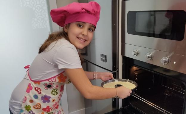 Lola Sanz saca del horno el bizcocho que le enseñó a hacer su abuela. 