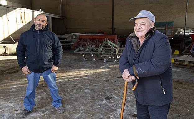 Eugenio 'El Pastor de Robladillo, junto a su hijo José Luis Rodríguez en su nave agrícola. 