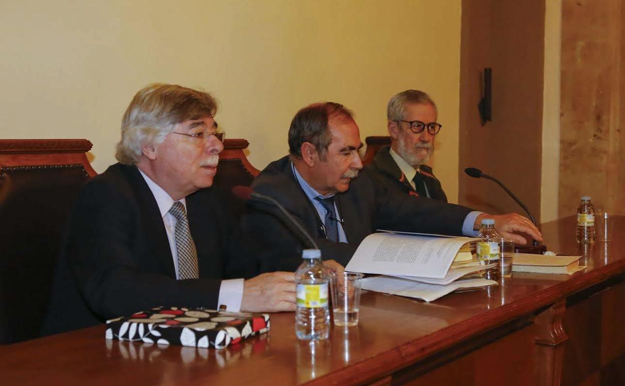Vicente González Martín, en el centro, durante una conferencia sobre Unamuno en el Aula Magna del Palacio Anaya. 