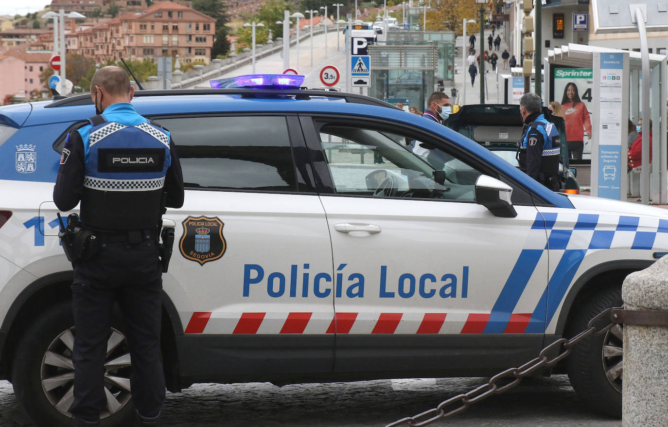 Vigilancia de la Policía Local de Segovia en la plaza de Artillería.