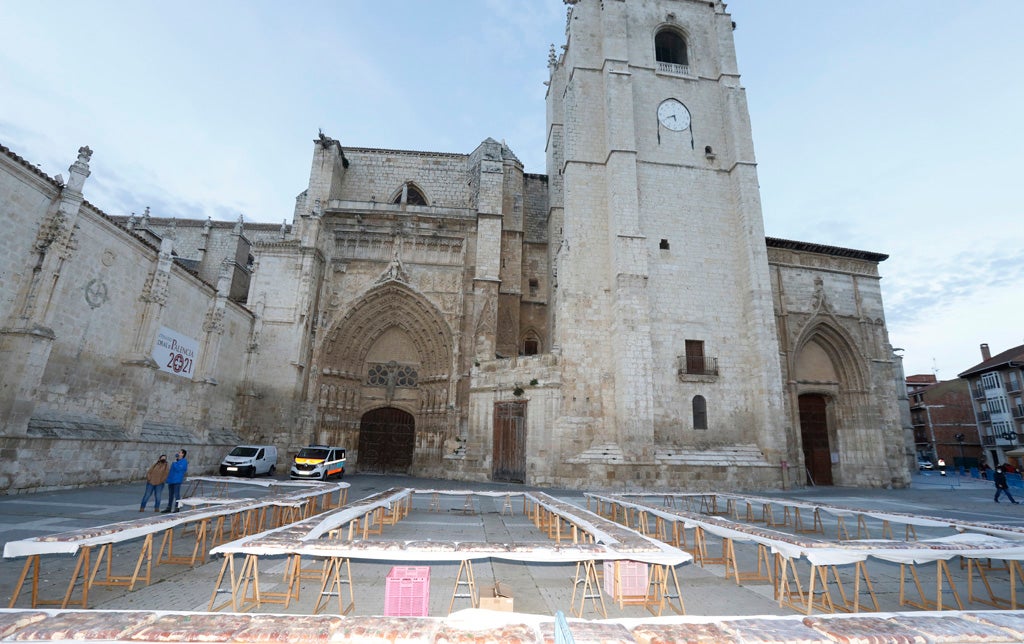 Multitudinario reparto del roscón navideño en Palencia.