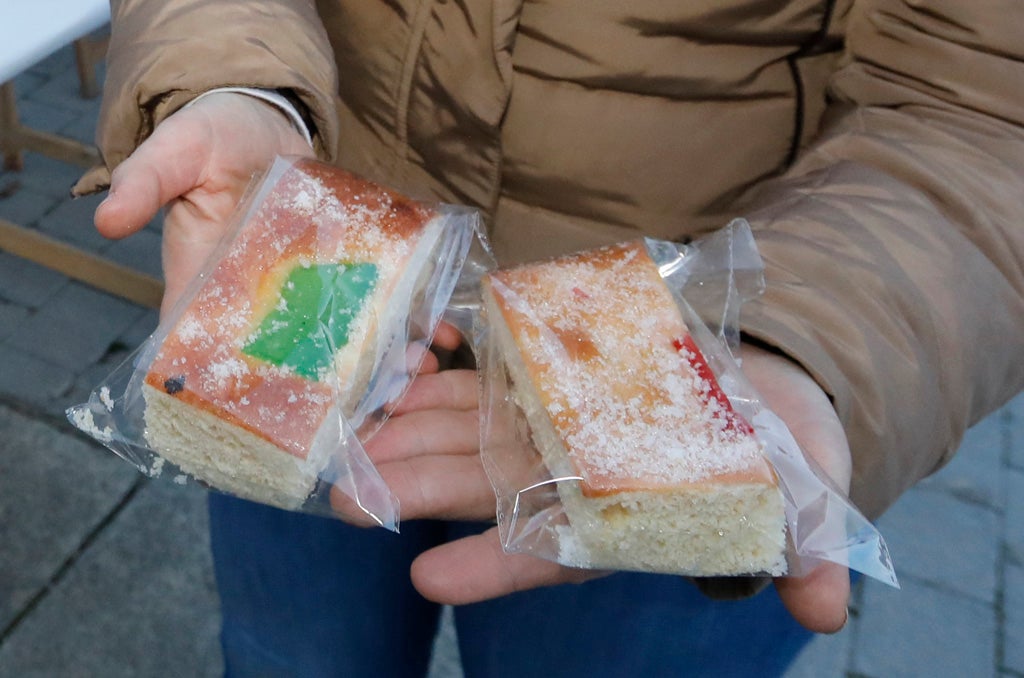 Multitudinario reparto del roscón navideño en Palencia.