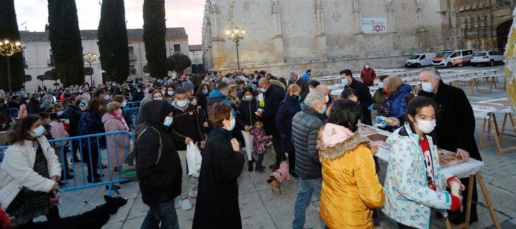 Multitudinario reparto del roscón navideño en Palencia.