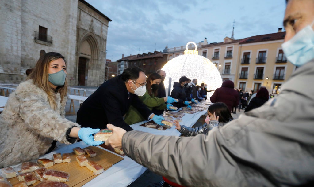 Multitudinario reparto del roscón navideño en Palencia.