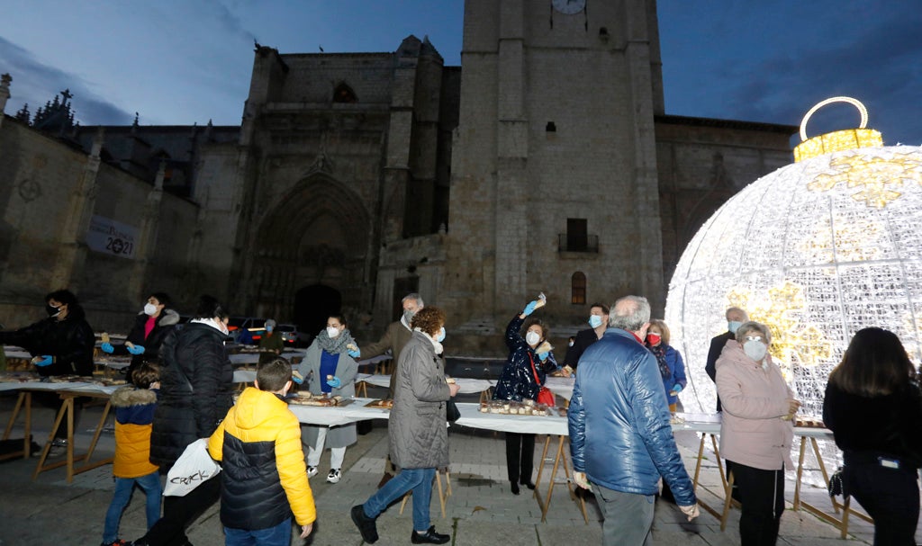 Reparto de raciones de roscón, este martes por la tarde a los pies de la Catedral de Palencia. 