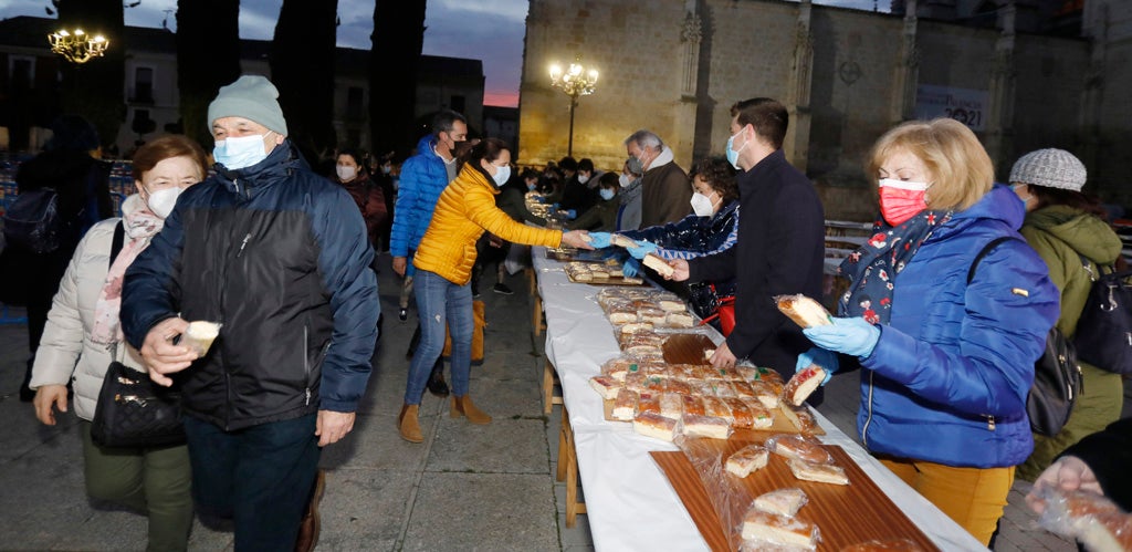 Multitudinario reparto del roscón navideño en Palencia.