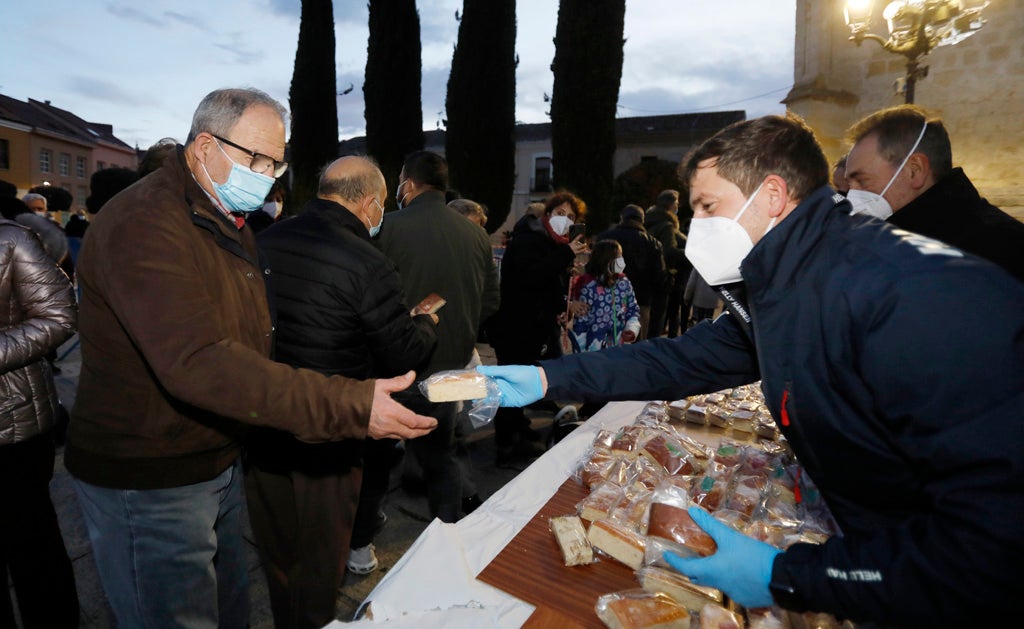 Multitudinario reparto del roscón navideño en Palencia.