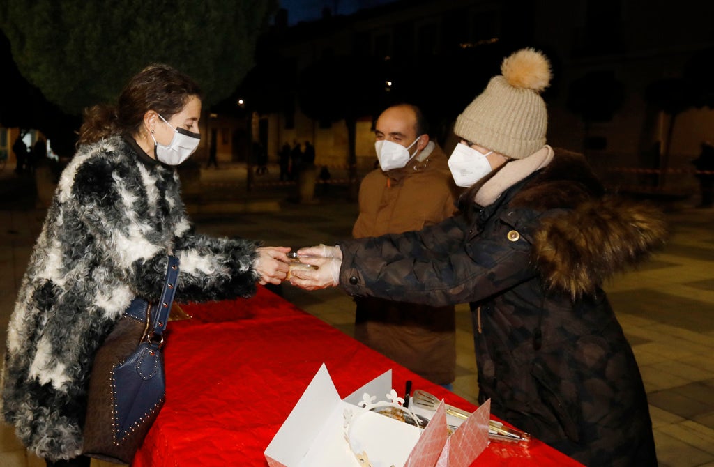 Multitudinario reparto del roscón navideño en Palencia.