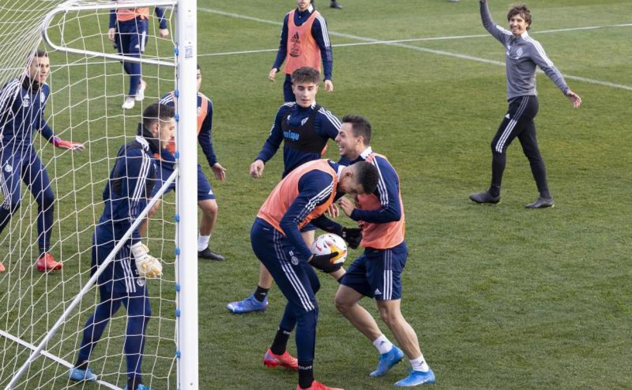 El Yamiq rien mientras disputan un balón en el entrenamiento de ayer