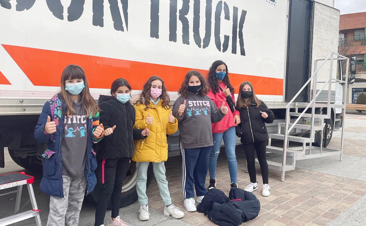 Las niñas que han podido disfrutar del escape room en Carbajosa. 