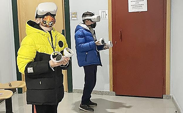 Dos niños disfrutan de la realidad virtual en Carbajosa de la Sagrada.