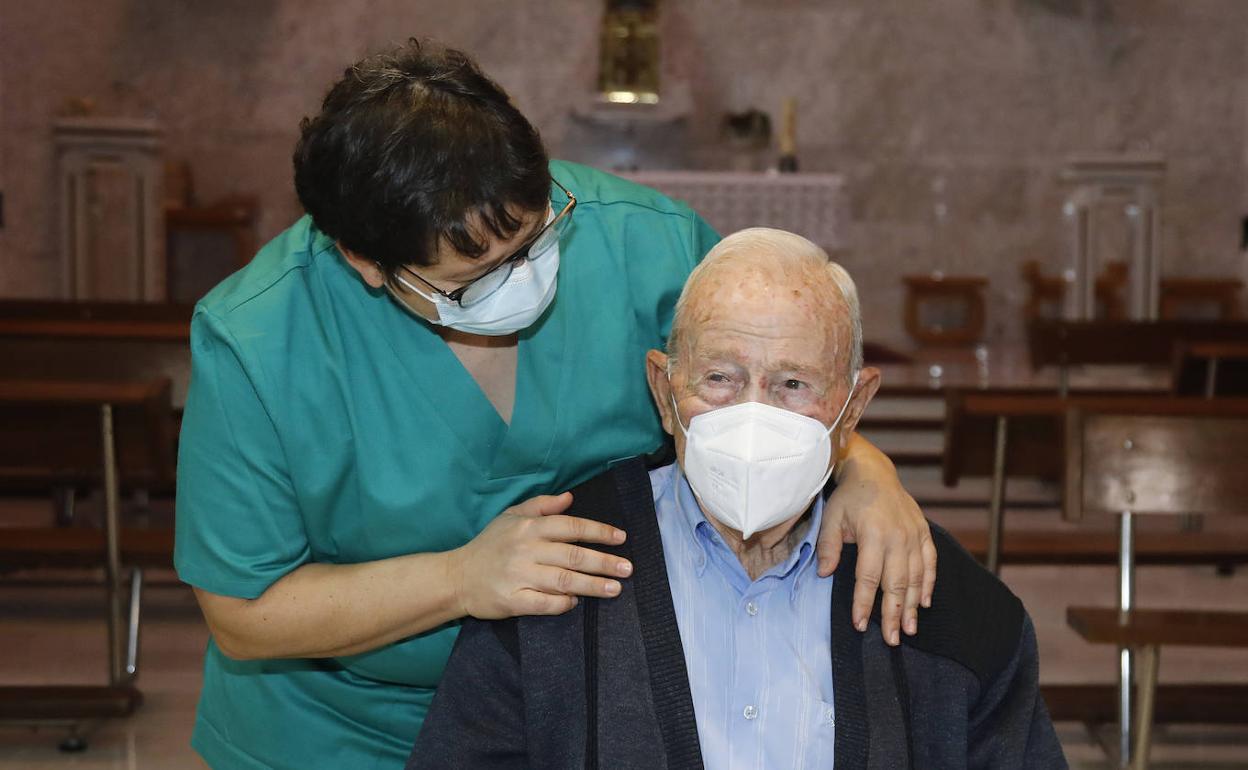 La supervisora del centro, Mari Bilbao, abraza a Áureo López, ayer en la residencia. 