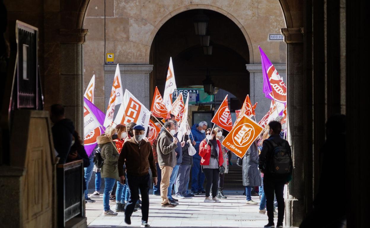 Concentración de CCOO y UGT en Salamanca. 
