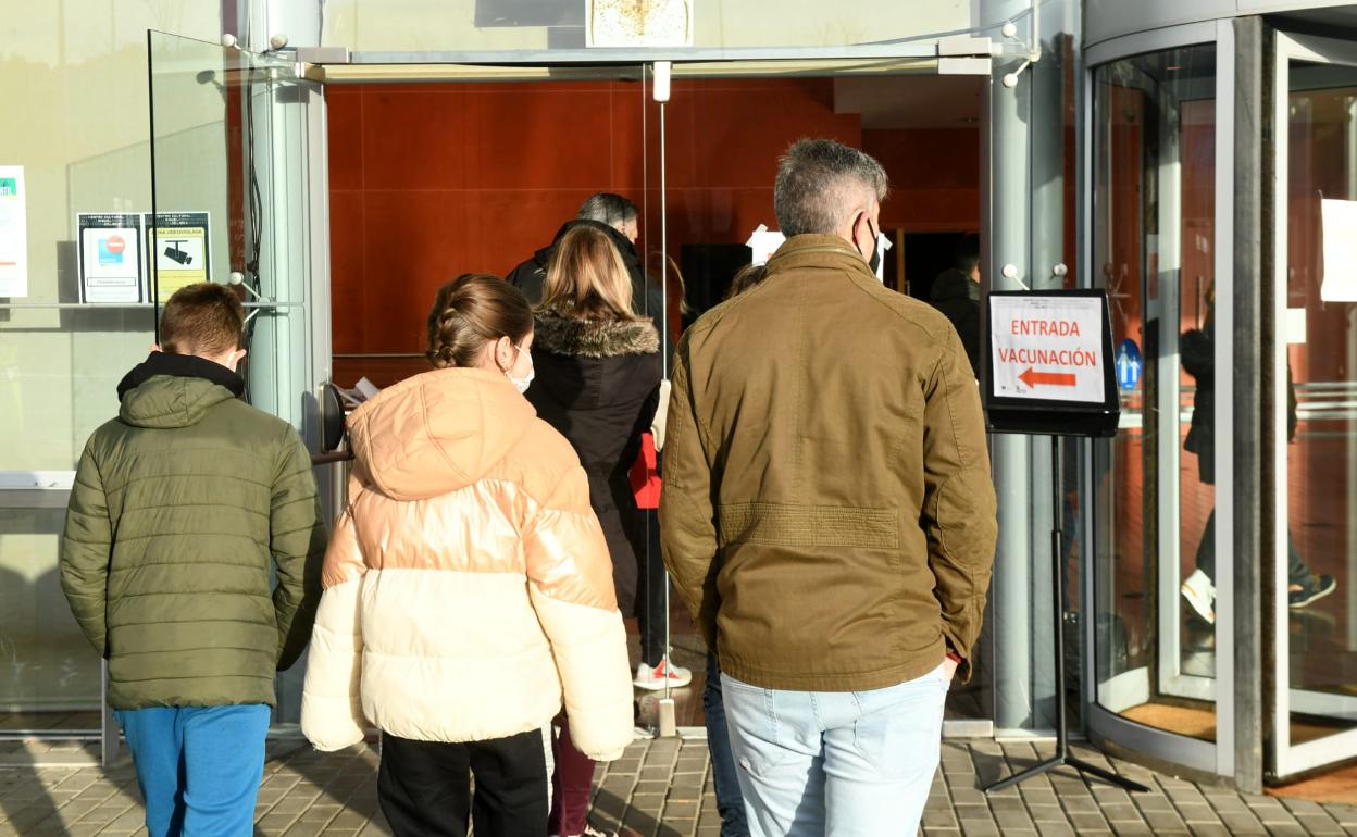 Comienza la vacunación infantil contra la covid en el Centro Cultural Miguel Delibes de Valladolid. 