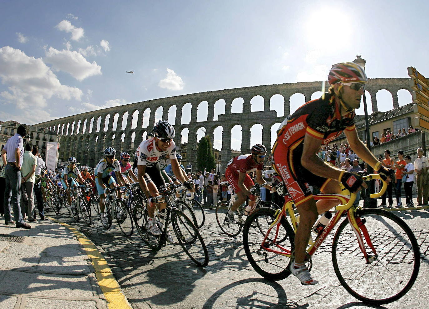 Paso de la Vuelta Ciclista a España por Segovia en 2008.