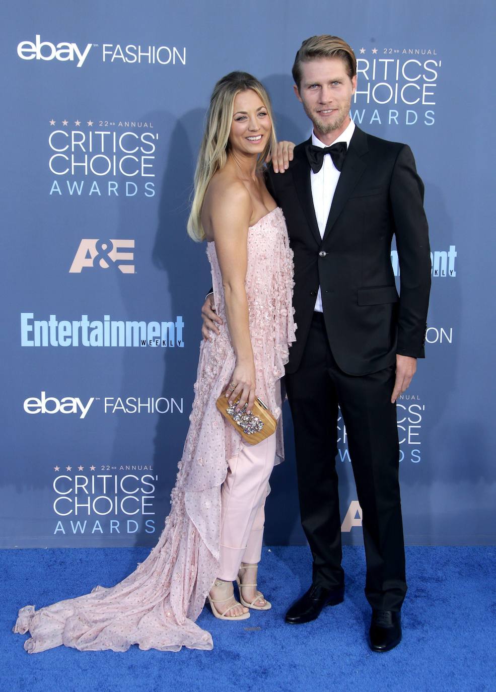 La estrella de "The Big Bang Theory" Kaley Cuoco y su esposo ecuestre Karl Cook.