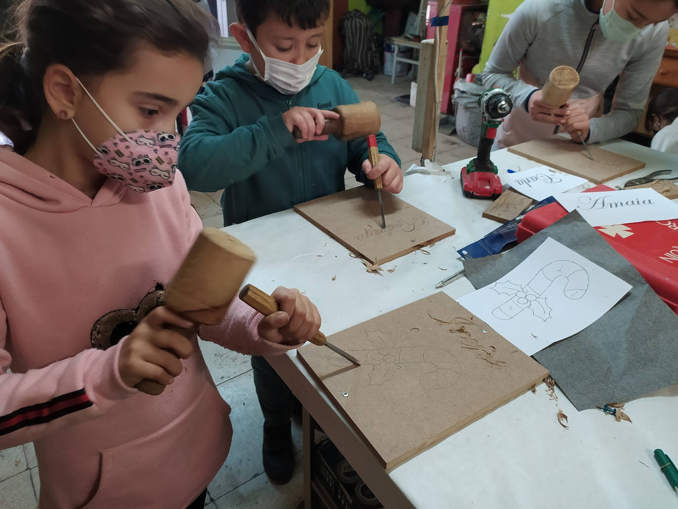 Los niños de Rioseco aprenden las nociones de escultura de la mano de Ángel Martín