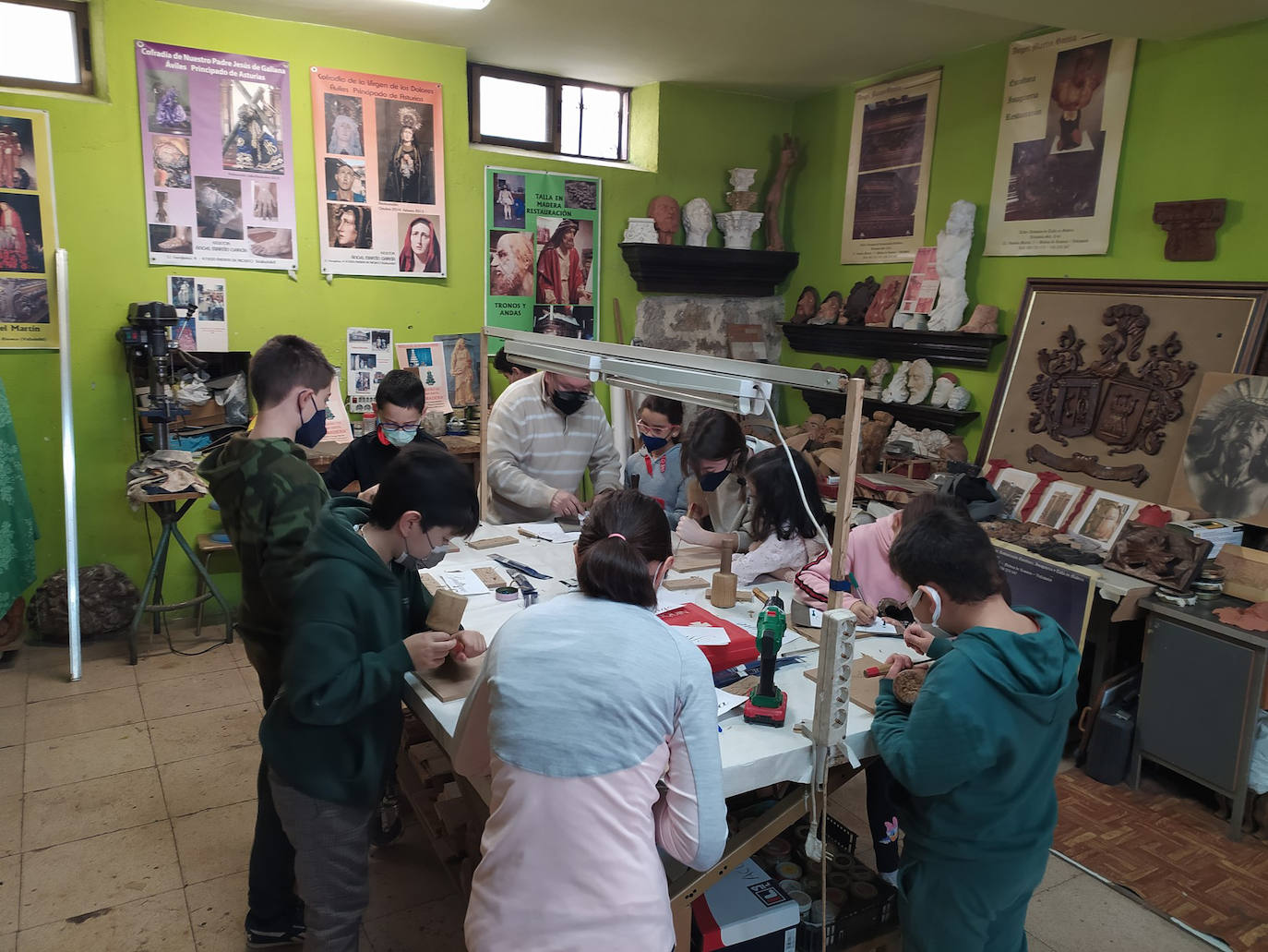 Los niños de Rioseco aprenden las nociones de escultura de la mano de Ángel Martín