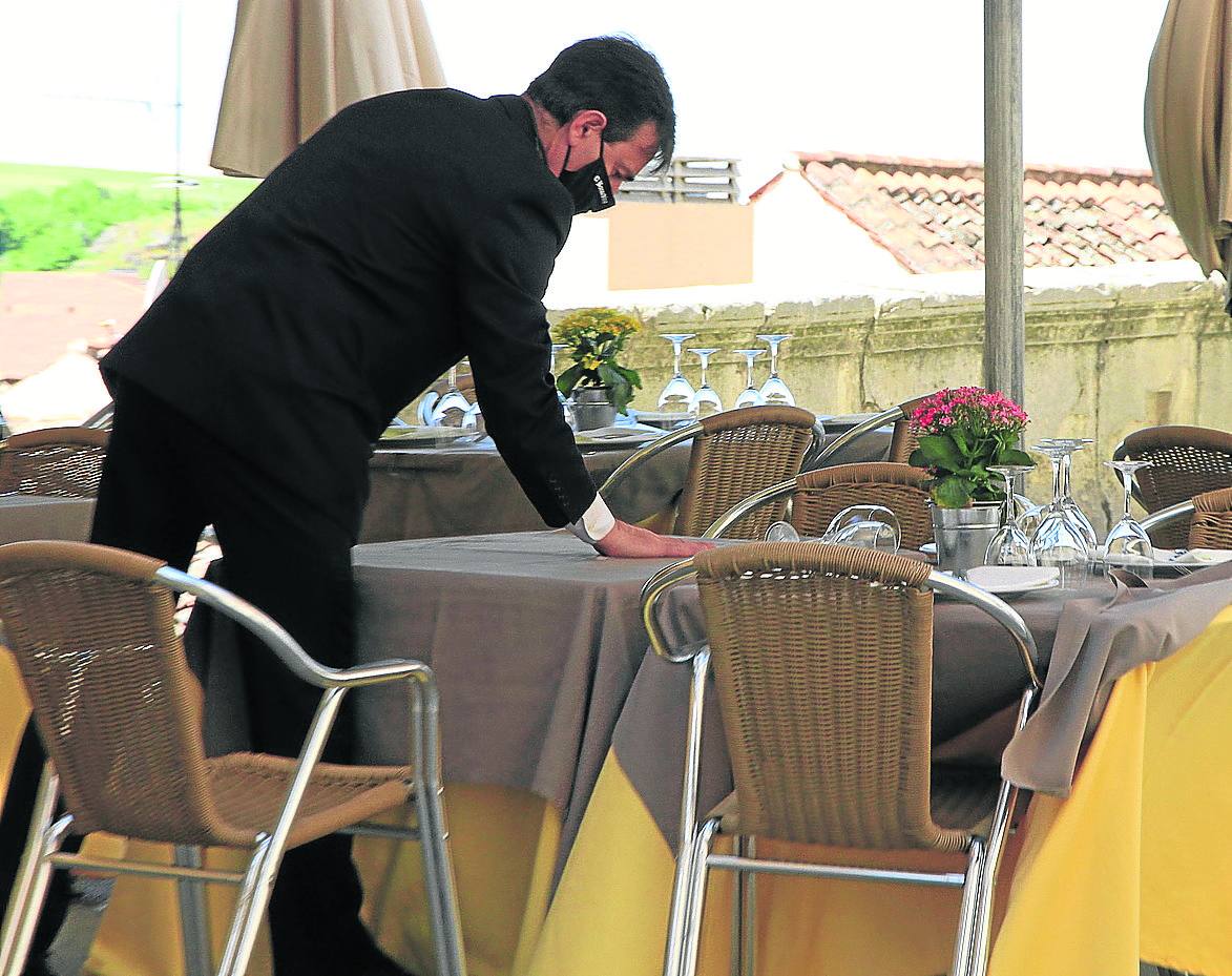 Un camarero recoge una mesa durante los primeros meses de la pandemia.