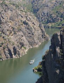 Imagen secundaria 2 - Soportales en Pedraza, el castillo de Ponferrada y Las Arribes del Duero, protagonistas del libro, 