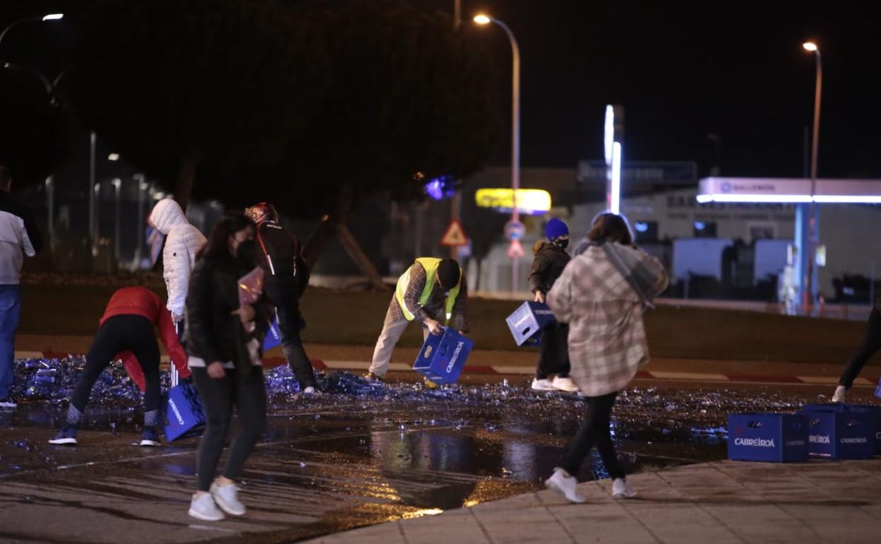 Conductores de los vehículos bloqueados ayudando a despejar la carretera. 