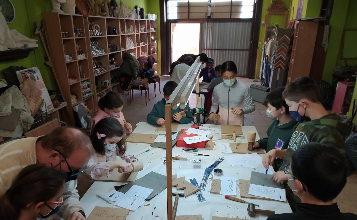 Taller de decoración en madera del escultor Ángel Martín. 