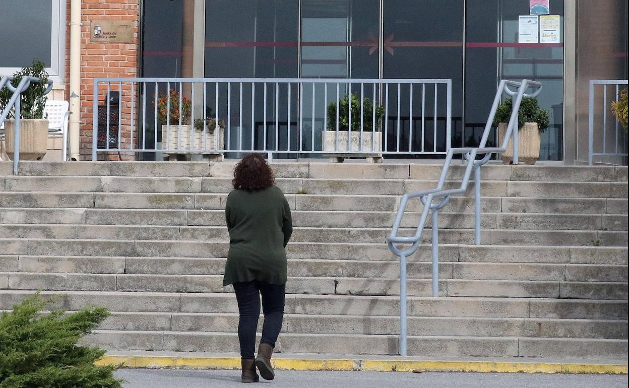 Una mujer se encamina a las escaleras de entrada a la Residencia Mixta de Segovia. 