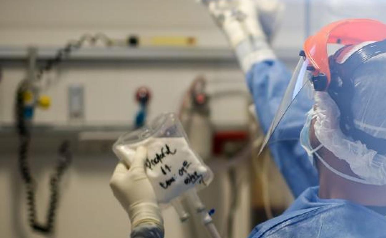 Enfermero en una Uci.