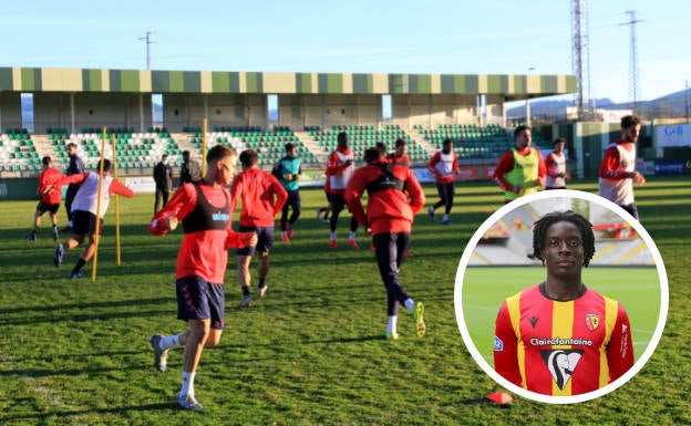 En grande, entrenamiento de este miércoles de la Segoviana; en pequeño, el francés N' Guessan. 