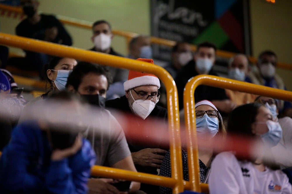 Las fechas festivas y la situación sanitaria dieron lugar a un Würzburg con muchos huecos en las gradas para despedir el año con victoria