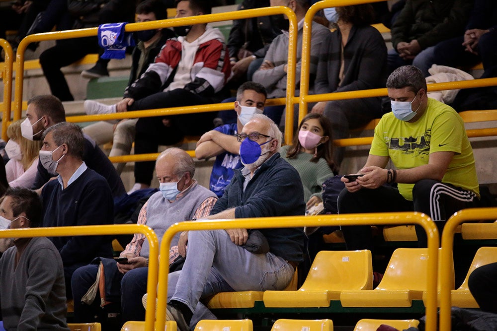 Las fechas festivas y la situación sanitaria dieron lugar a un Würzburg con muchos huecos en las gradas para despedir el año con victoria