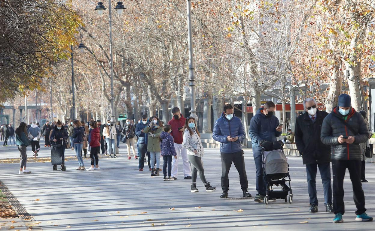 Ciudadanos de Palencia guardan cola para someterse a una prueba PCR.